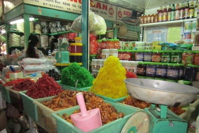 Mứt dừa làm từ dừa phế thải, ô mai lẫn trong khói bụi